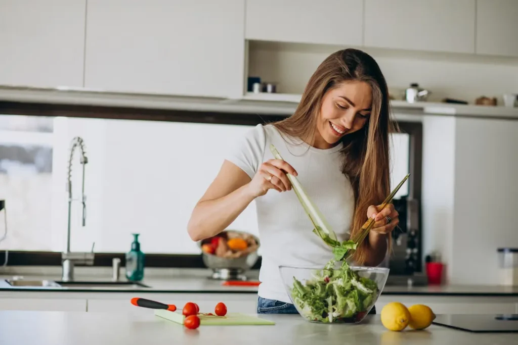 mulher-saudavel-sorridente-enquanto-prepara-uma-salada